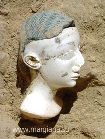 Мраморная головка от составной статуэтки из царской гробницы № 3210, Северный Гонур